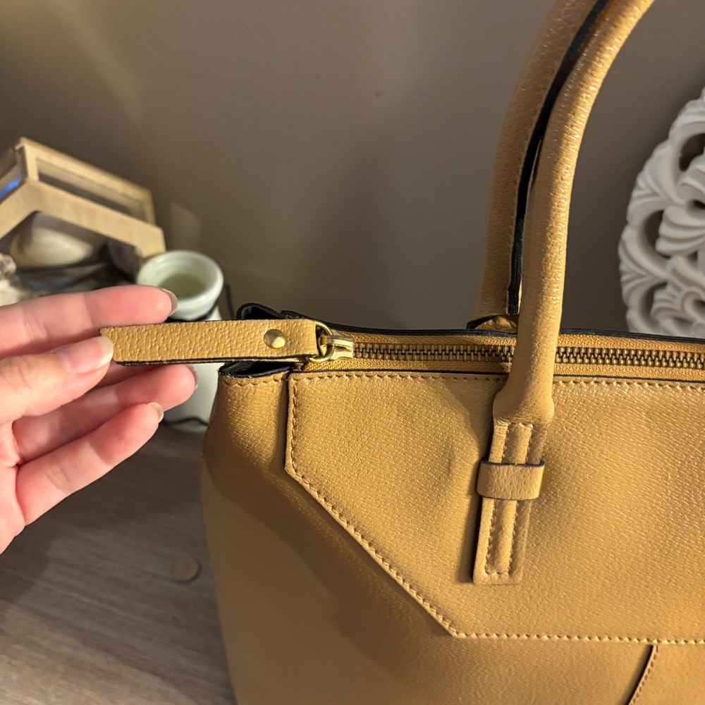 Innue Tan Leather Tote Bag - Picture 3 of 11